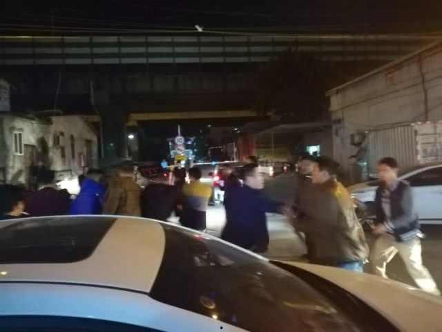 开车吃瓜女生视频,女子驾车吃瓜，意外走红网络