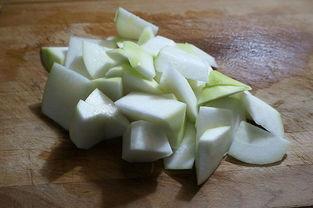 葫芦瓜炒木耳吃,葫芦瓜炒木耳，营养搭配新体验