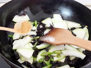 葫芦瓜炒木耳吃,葫芦瓜炒木耳，营养搭配新体验