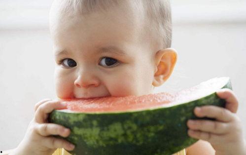 小孩吃瓜不摘花,小手摘瓜不摘花，纯真世界里的美好瞬间