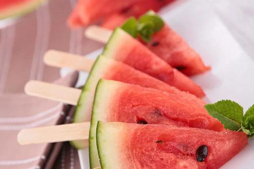 小孩吃瓜不摘花,小手摘瓜不摘花，纯真世界里的美好瞬间