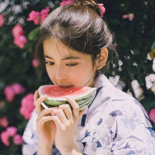 夏天吃瓜少女头像,清凉头像映眼帘  第2张