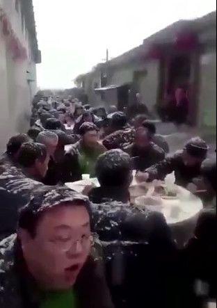 农村大哥吃瓜大赛,瓜香四溢，欢乐无限  第2张
