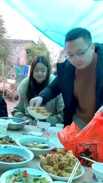 农村大哥吃瓜大赛,瓜香四溢，欢乐无限  第3张