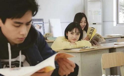 警察美女吃瓜
