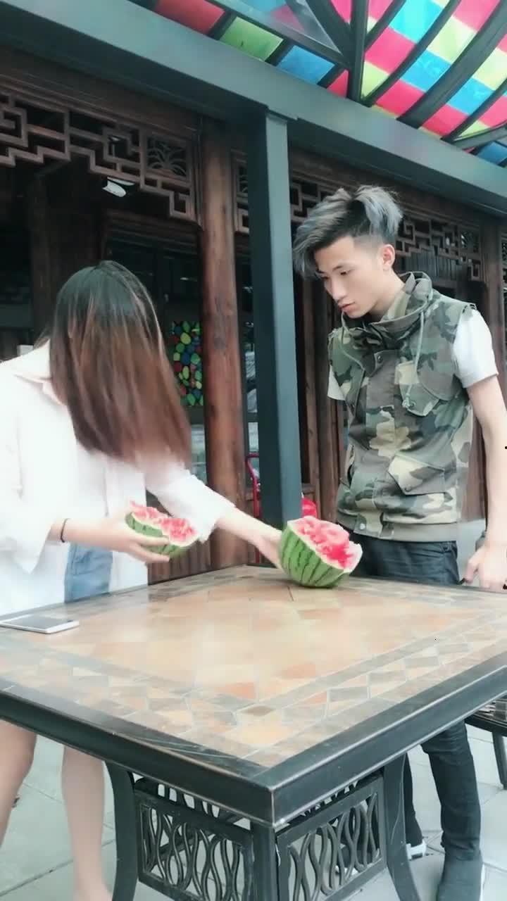 警察美女吃瓜  第3张